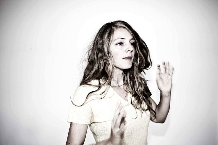 krøllet. Maria Timm er tidligere medlem af Århus-trioen Marybell Katastrophy. 