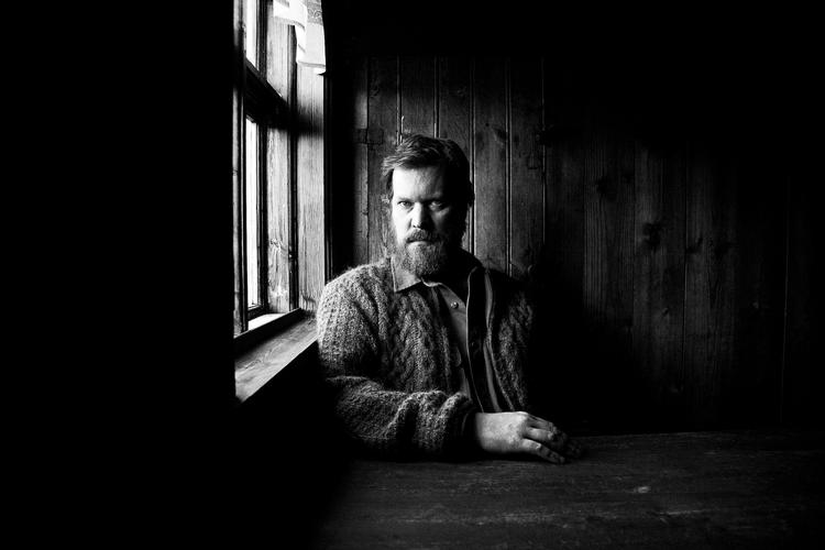 glødende salmestemme.  John Grant har fra sit nyfundne eksil  i Reykjavik bragt sine melankolske sange i overraskende retninger. 