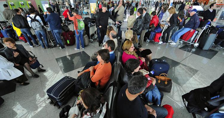 Surt. Europakomissionen er parat med et lovforslag, der skal forringe flypassagerernes kompensationsmuligheder ved forsinkelser. 