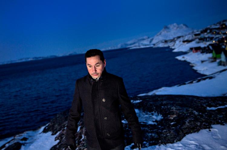 Identitet. Nikku Olsen er formand for Partii Inuit, som består af udbrydere fra IA, der nu kæmper for at bevare det grønlandske sprog og begrænse den danske indflydelse i Grønland. 