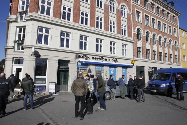 Razzia. Området omkring Folkets Park på Nørrebro er et af de steder, politiet sidder tungt på i dag. 