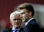 spirituskørsel. Landstræner Morten Olsen (tv) vil indlede dagens pressemøde om VM-holdet med kommentarer til Nicklas Bendtners spritdom og DBU's reaktion på dommen. 