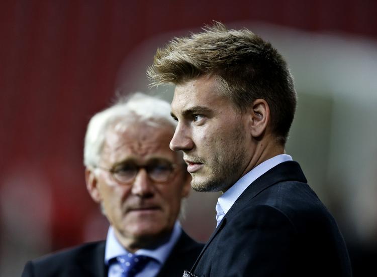 spirituskørsel. Landstræner Morten Olsen (tv) vil indlede dagens pressemøde om VM-holdet med kommentarer til Nicklas Bendtners spritdom og DBU's reaktion på dommen. 