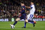 mirakelmager. Lionel Messi (tv) skal igen være manden, der redder Barcelona, når katalanerne i aften skal indhente Milans føring i ottendedelsfinalen i Champions League. 