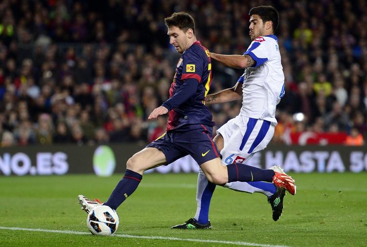 mirakelmager. Lionel Messi (tv) skal igen være manden, der redder Barcelona, når katalanerne i aften skal indhente Milans føring i ottendedelsfinalen i Champions League. 