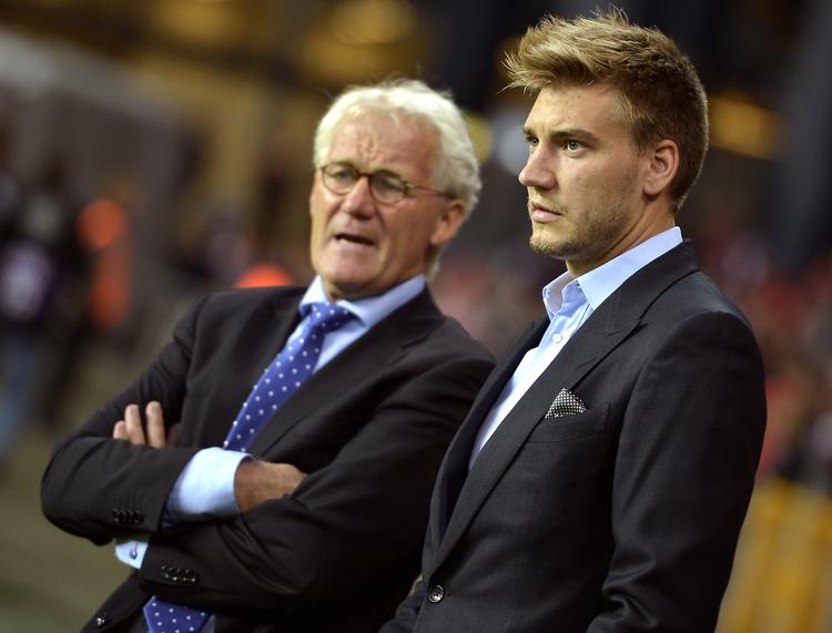 skammekrog. Morten Olsen (tv) har haft en alvorlig snak med Nicklas Bendtner efter angriberens dom for spirituskørsel. 