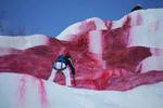 Kunst. Marco Evaristti udførte sit værk 'The Red Crack Project' fredag i sidste uge på en bjergside i Hovden. 