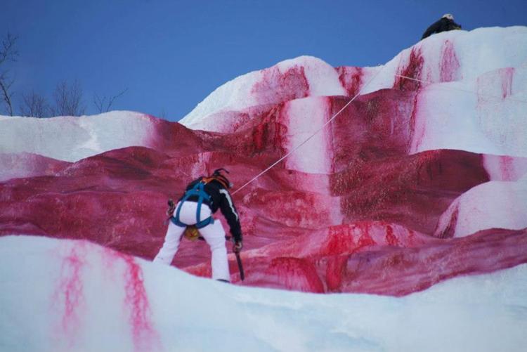 Kunst. Marco Evaristti udførte sit værk 'The Red Crack Project' fredag i sidste uge på en bjergside i Hovden. 