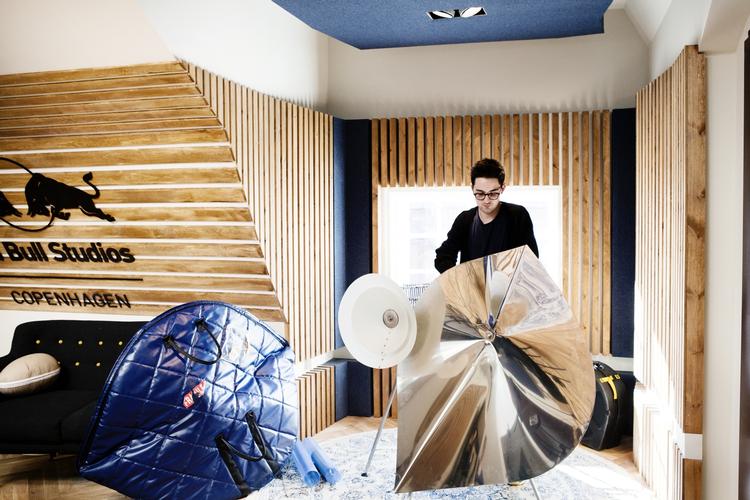 Samarbejde. Mike Sheridan er en af de musikere, der har allieret sig med erhvervslivet. Han bruger Red Bulls nye musikstudie gratis mod at han bliver en del af deres brand. 