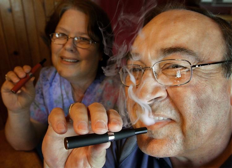 Advarsel. Kræftens Bekæmpelse mener, at der er betydelig usikkerhed om de helbredsmæssige konsekvenser af brugen af e-cigaretterne. 