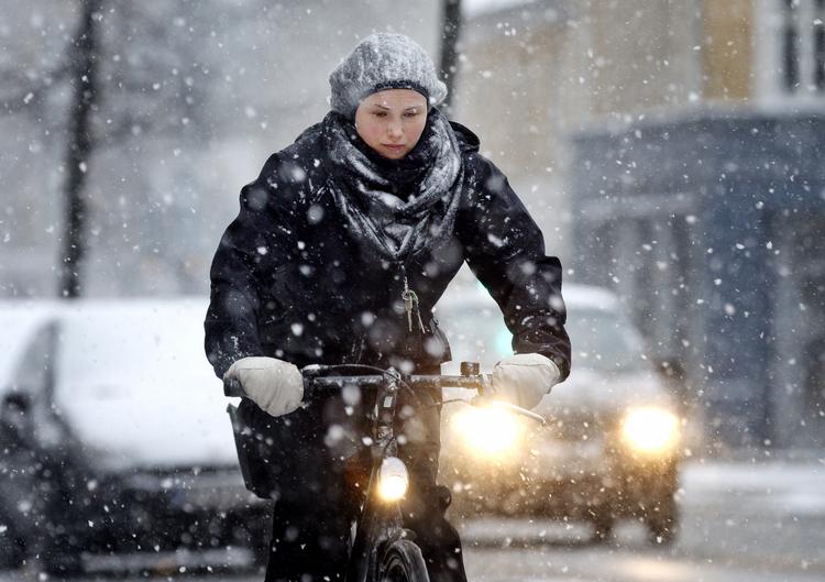 SNE. Sjællænderne må indstille sig på snevejr, mens man vestpå får nogen sol senere på dagen. Trafikken afvikles fint. 