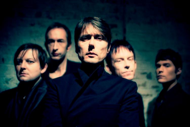 Suede. Nogle af de mest kendte numre fra britpop-gruppen er balndt andet 'Trash', 'So Young' og 'Beautiful Ones'. 