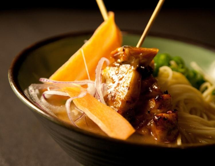 Slurp. I aften får man billig suppe og cocktails til gengæld for at være statist  under optagelserne af et japansk madshow. 