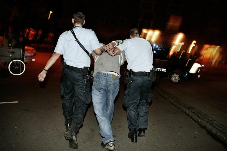 KRIMINALITETSSTATISTIK. Der anmeldes færre straffelovsovertrædelser, oplyser Rigspolitiet ifølge Justitsministeriet. Her har københavnske betjente anholdt en ung mand. 