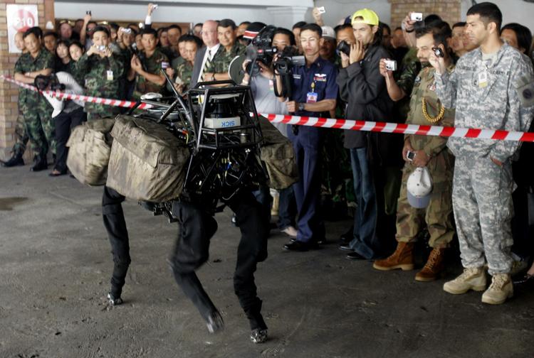 HJERNEFORSKNING. Det amerikanske militær satser stort på hjerneforskning. De forsker blandt andet i robotkakerlakker og rottetelepati. 