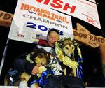 VINDER. Mitch Seavey og to af hans følgesvende fotograferet på sejrspodiet i Nome efter at have vundet Iditarod-løbet. 
