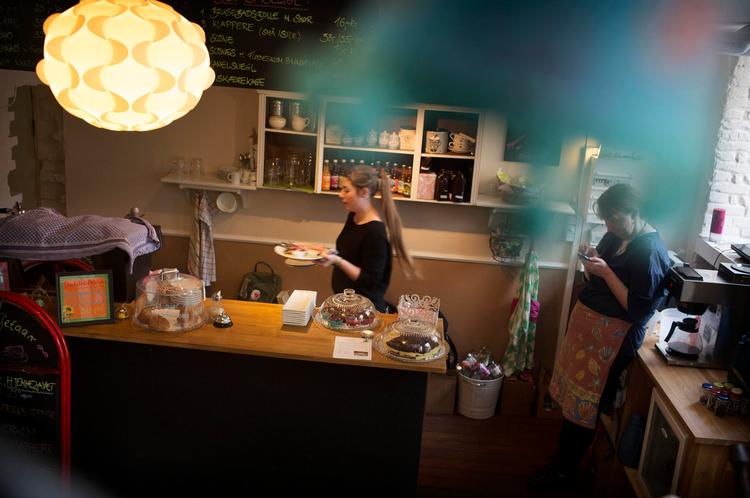hygge. Det er ikke svært at føle sig hjemme i Olde’s Kaffetaars henslængte miks af ægte tæpper og klunkestilslignende sofaer. 