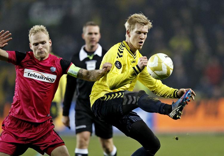 HATTRICK. For tredje gang i denne sæson skal Esbjerg spille på Brøndby Stadion. I efteråret blev det i Superligaen 1-1 i august og 2-2 i november med Simon Makienok (th.) som dobbelt målscorer for Brøndby. 