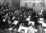 Politik. Wilhelm Furtwängler, der  her prøver med Wiener Filharmonikerne, var fast dirigent for orkesteret i flere  omgange. Han blev afnazificeret i 1947. 