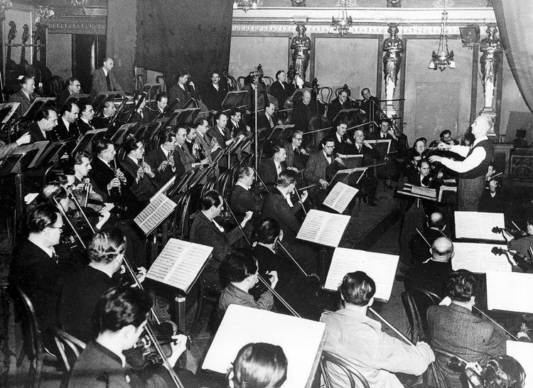 Politik. Wilhelm Furtwängler, der  her prøver med Wiener Filharmonikerne, var fast dirigent for orkesteret i flere  omgange. Han blev afnazificeret i 1947. 