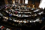 Debatkultur. Samtidig med at vi danskere i stigende grad debatterer og deler os efter anskuelser, finder den stik modsatte udvikling sted på Christiansborg. 