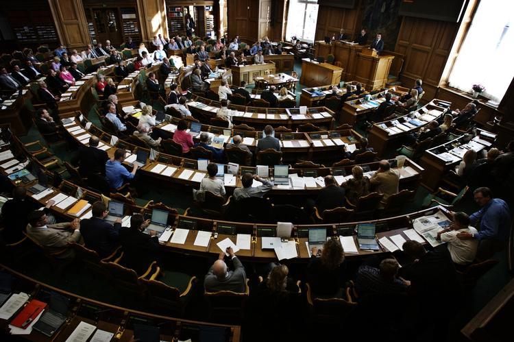 Debatkultur. Samtidig med at vi danskere i stigende grad debatterer og deler os efter anskuelser, finder den stik modsatte udvikling sted på Christiansborg. 