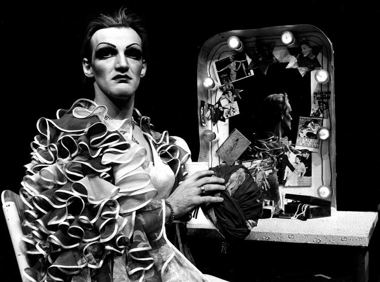 Drag. Skuespiller Preben Kristensen fik sin skuespillergennembrud i teaterforestillingen 'Det var en lørdag aften' på Rialto Teatret i 1983. 