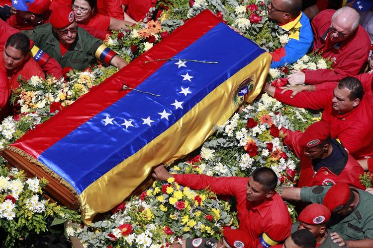 Tidsplan. Der er grænser for, hvor lang tid man kan ligge død, før det går at balsamere liget. Hvis altså det skal se pænt ud. Den grænse er Venezuelas afdøde leder ved at nå, forlyder det. 