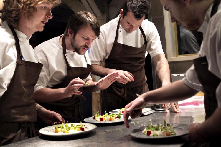 TILFREDS. Noma fik sin første stjerne i 2005 og den anden to år senere. Restaurantens officielle holdning er, at den ikke regner med at hente den tredje stjerne i denne omgang.  Foto: Jacob Ehrbahn 
