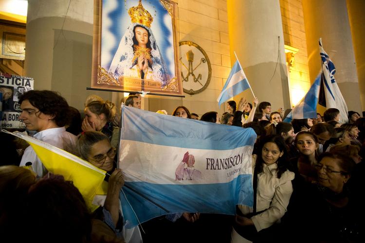 PAVEVALG. Argentinere jubler over valget af en af deres landsmænd som nyt overhovedet for den katolske kirke. 