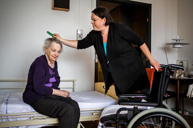 Nedskæring. Gerda Ellen Hansen og Nina Bygmann i plejehjemmet Lille Birkholm Center i Herlev. Næste år skal kommunen spare 13 millioner kroner på den borgernære service, de får og yder. 