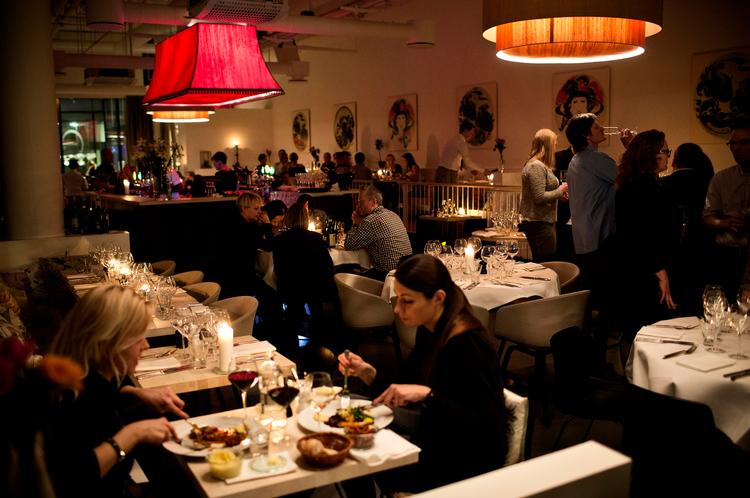 Nordpå. Om sommeren er Tisvilde Bistro stedet at se og blive set. Nu har den nordsjællandske succes åbnet en filial i indkøbscentret Waterfront i Hellerup. 