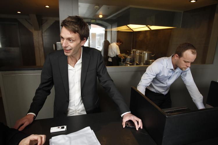 æv. For syvende år i træk fik Noma tildelt to stjerner af Michelin-guiden. den tredje lader stadig vente på sig. »Vi havde ikke regnet med det«, siger daglig leder Lau Richter. 