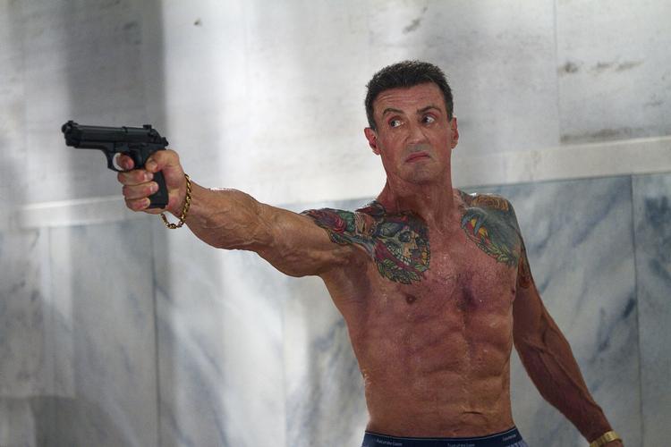 Ære? Politikens anmelder »kan dårligt komme i tanker om noget mere skadeligt for hormonbetændte og socialt udsigtsløse unge mænds forestillinger om, hvad 'ære' er«. 