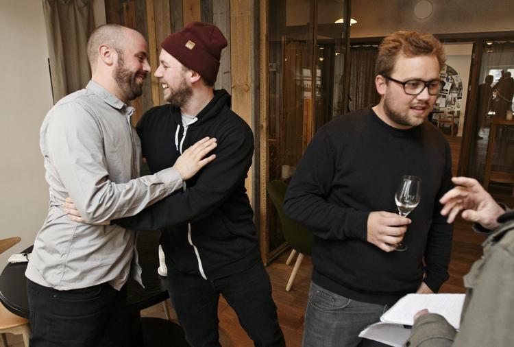 »JAAAAA«. Rasmus Kofoed (ham i den grå, der får en krammer) har stadig svært ved at fatte, at Kadeua har fået en Michelinstjerne. 