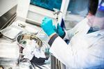 Mikrobiolog Mark Lever fra Center for Geomikrobiologi på Aarhus Universitet arbejder under sterile forhold for ikke at forurene de prøver med unikt mikroskopisk liv i, når han undersøger dem i sit laboratorium. Prøverne har han hentet op fra undergrunden under Stillehavet på to måneders ekspedition med skibet Joides Resolution. 