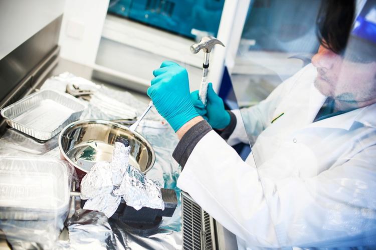 Mikrobiolog Mark Lever fra Center for Geomikrobiologi på Aarhus Universitet arbejder under sterile forhold for ikke at forurene de prøver med unikt mikroskopisk liv i, når han undersøger dem i sit laboratorium. Prøverne har han hentet op fra undergrunden under Stillehavet på to måneders ekspedition med skibet Joides Resolution. 