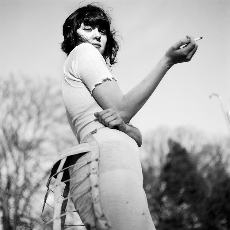 Nærvær. Man lærer både de fremmede mennesker og sig selv at kende ved at betragte Nelli Palomäkis portrætter – som kvinden øverst 'At 21'. Den finske fotografs portrætter af børn stråler dog i særlig grad (se nedenfor) 