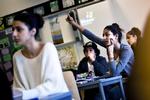 Skolegang. Hvor lang skal en skoledag være ifølge regeringens eget folkeskoleudspil? Det strides lærere og politikere om i disse dage. 