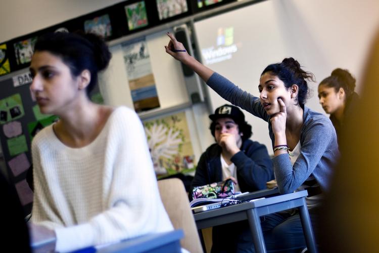 Skolegang. Hvor lang skal en skoledag være ifølge regeringens eget folkeskoleudspil? Det strides lærere og politikere om i disse dage. 