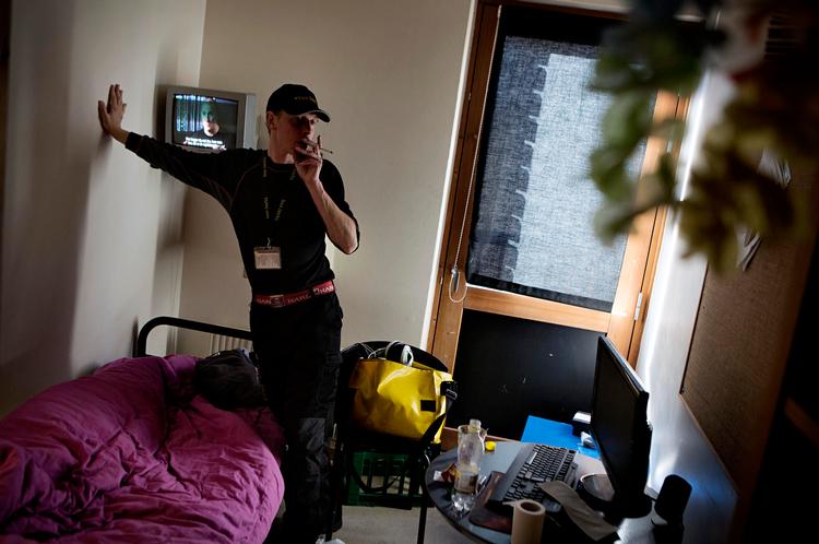 Herberg. Rene på sit værelse på herberget. Han drømmer om »to kogeplader og en dør, man kan lukke, så man kan være sig selv«. 