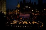 CEREMONI. Det ventes, at 2-års dagen for oprøret i Syrien i dag vil blive markeret over hele verden. Her er det i Storbritannien, hvor der i aftes blev afholdt en ceremoni. 