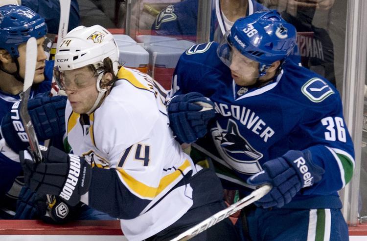 næstbedst. Jannik Hansen (th) sender Nashville Predators' Sergei Kostitsyn en tur i banden under nattens kamp i NHL. 