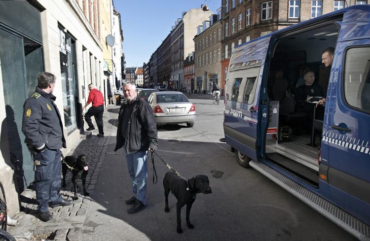 Razzia. For anden gang i denne uge lavede politiet i går en større bandeaktion. 