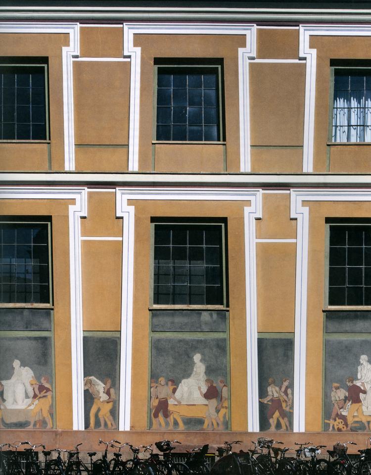 Organisk. Vinduesramme, mur, rytme, proportion og dekoration er alt sammen en uadskillelig helhed i Thorvaldsens Museum.