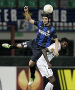 racisme. Emmanuel Adebayor (th) blev Tottenhams redningsmand mod Inter, men angriberen måtte finde sig i racistiske tilråb og abelyde fra publikum gennem hele kampen. 