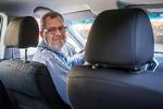 fremtidssikring. Chefredaktør Mikkel Thomsager fra Bil Magasinet udpeger prøveturens væsentlige tjekpunkter på en Chevrolet Cruze. Mange ældre lægger vægt på, at en bil er let at komme ind og ud af. For yngre bilister kan det også være afgørende, om dørene åbner tilstrækkeligt, f.eks. hvis man skal spænde børn fast i autostole på bagsædet.FOTO: Simon Fals 