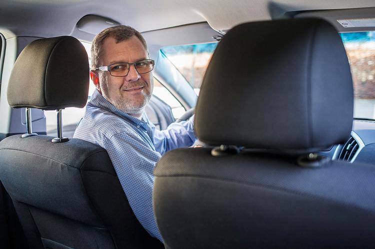 fremtidssikring. Chefredaktør Mikkel Thomsager fra Bil Magasinet udpeger prøveturens væsentlige tjekpunkter på en Chevrolet Cruze. Mange ældre lægger vægt på, at en bil er let at komme ind og ud af. For yngre bilister kan det også være afgørende, om dørene åbner tilstrækkeligt, f.eks. hvis man skal spænde børn fast i autostole på bagsædet.FOTO: Simon Fals 