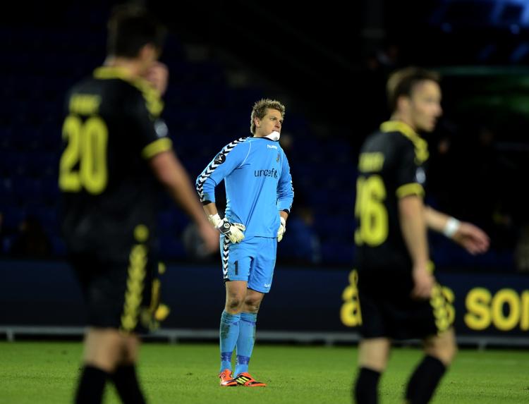skadet. Brøndby-målmand Michael Tørnes (midt) har slået en finger af led. 