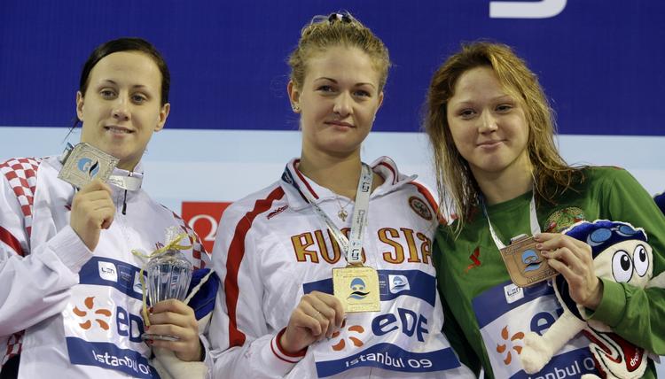 doping-karantæne. Russiske Ksenia Moskvina (midt), da hun vandt de europæiske mesterskaber på 100 meter rygcrawl i 2009. 